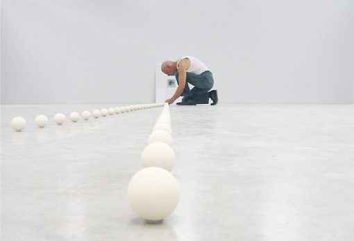 Horst Müller - Eierlegen im Riga Art Space